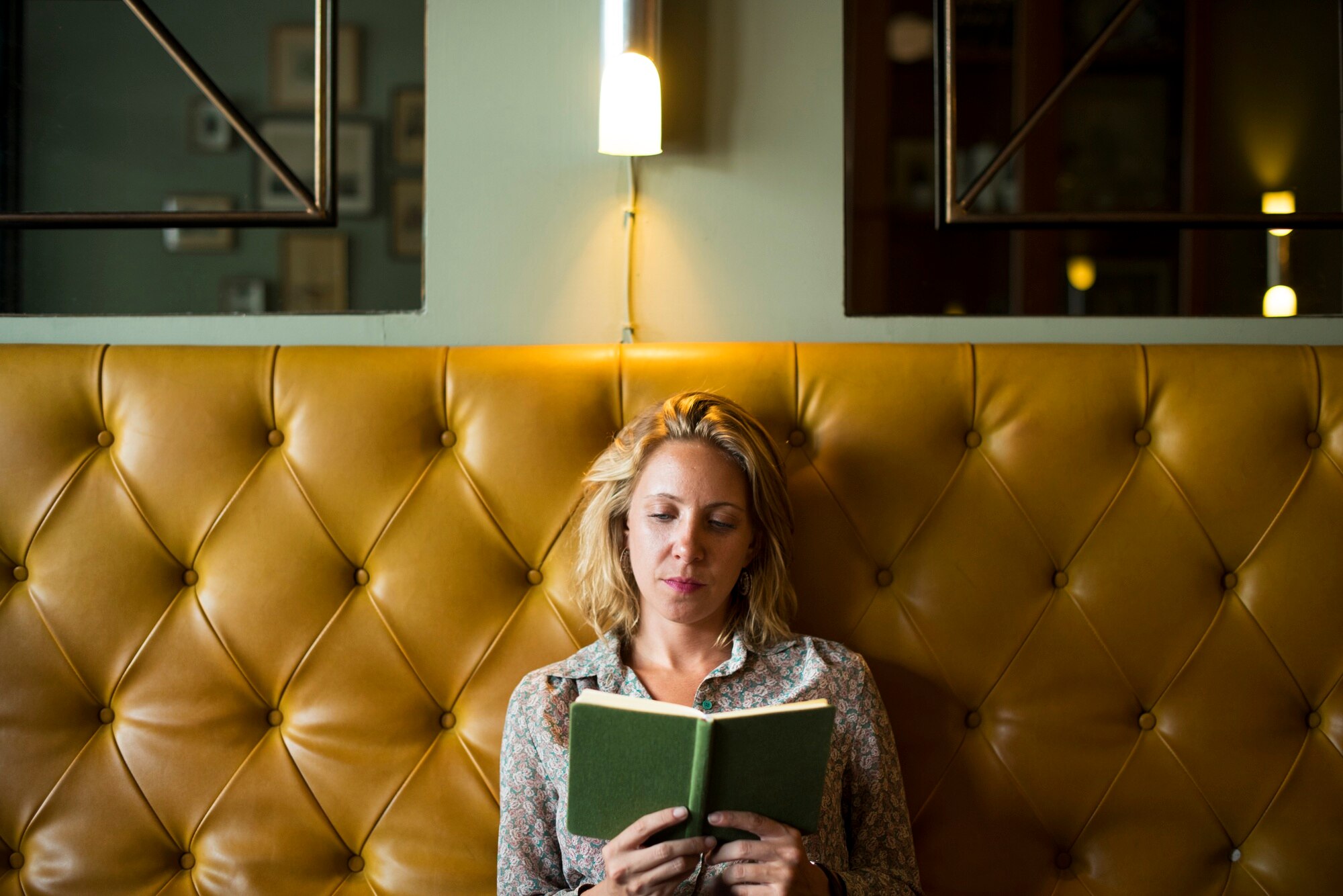 Lectura relajada en un entorno iluminado