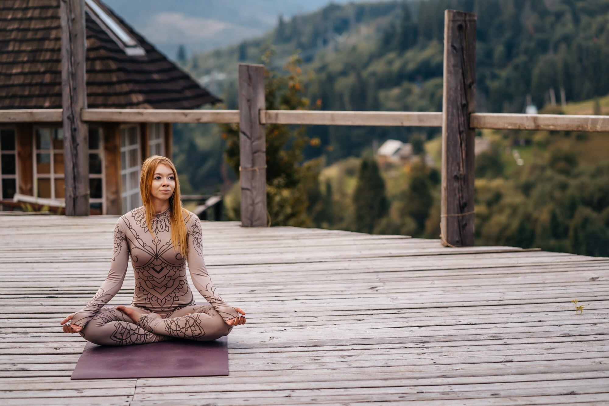 Mujer meditando y descansando la vista