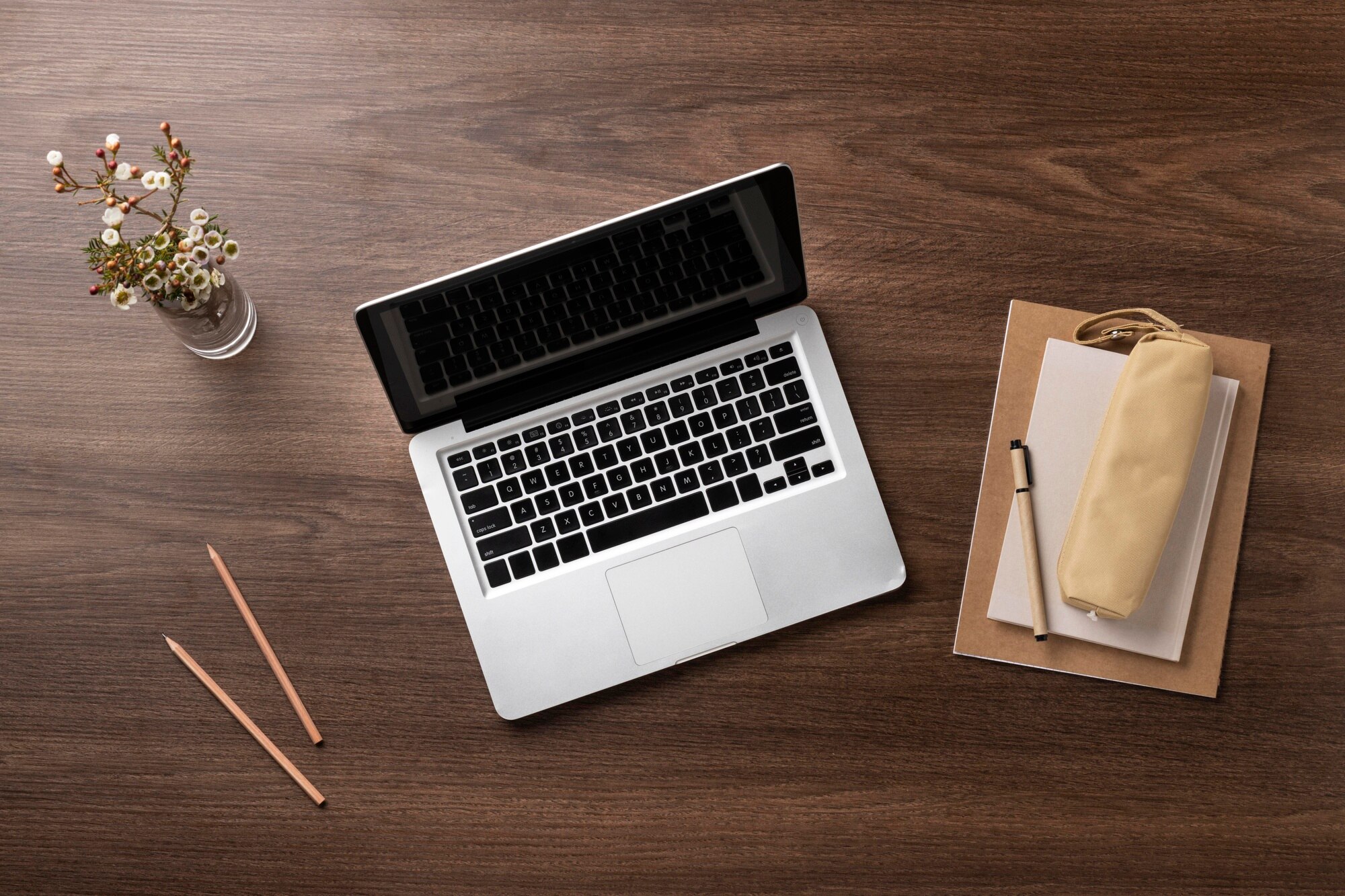 Laptop en escritorio de madera