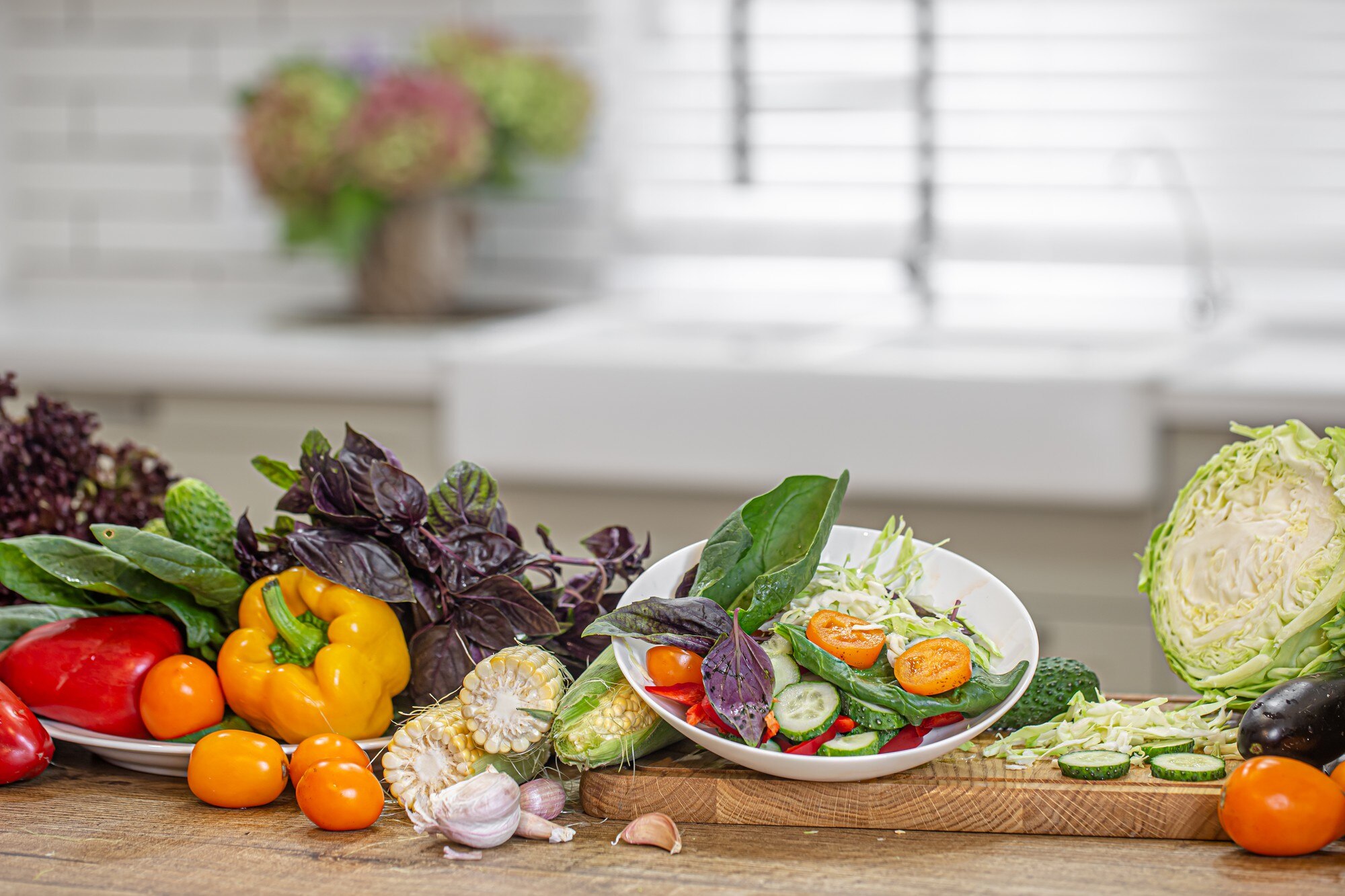 Mesa con alimentos frescos y saludables